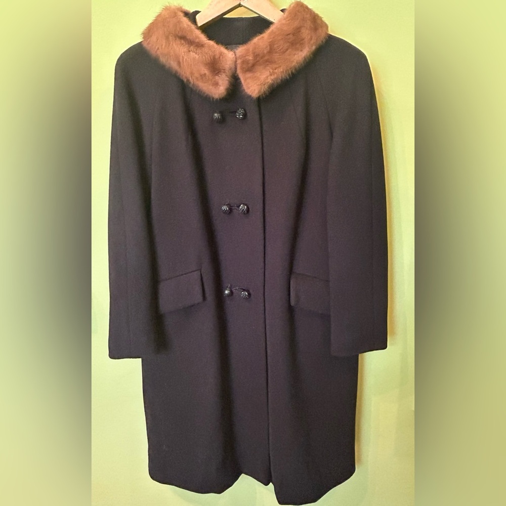 Elegant Vintage Black Wool Coat with Mink Collar